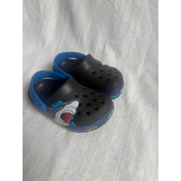 Crocs little kid size c 6 blue light up shark shoes - Picture 3 of 6
